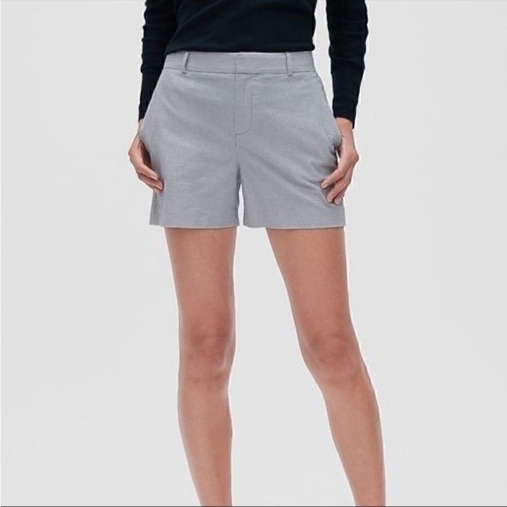 - Banana Republic seersucker flat front shorts. Size 2